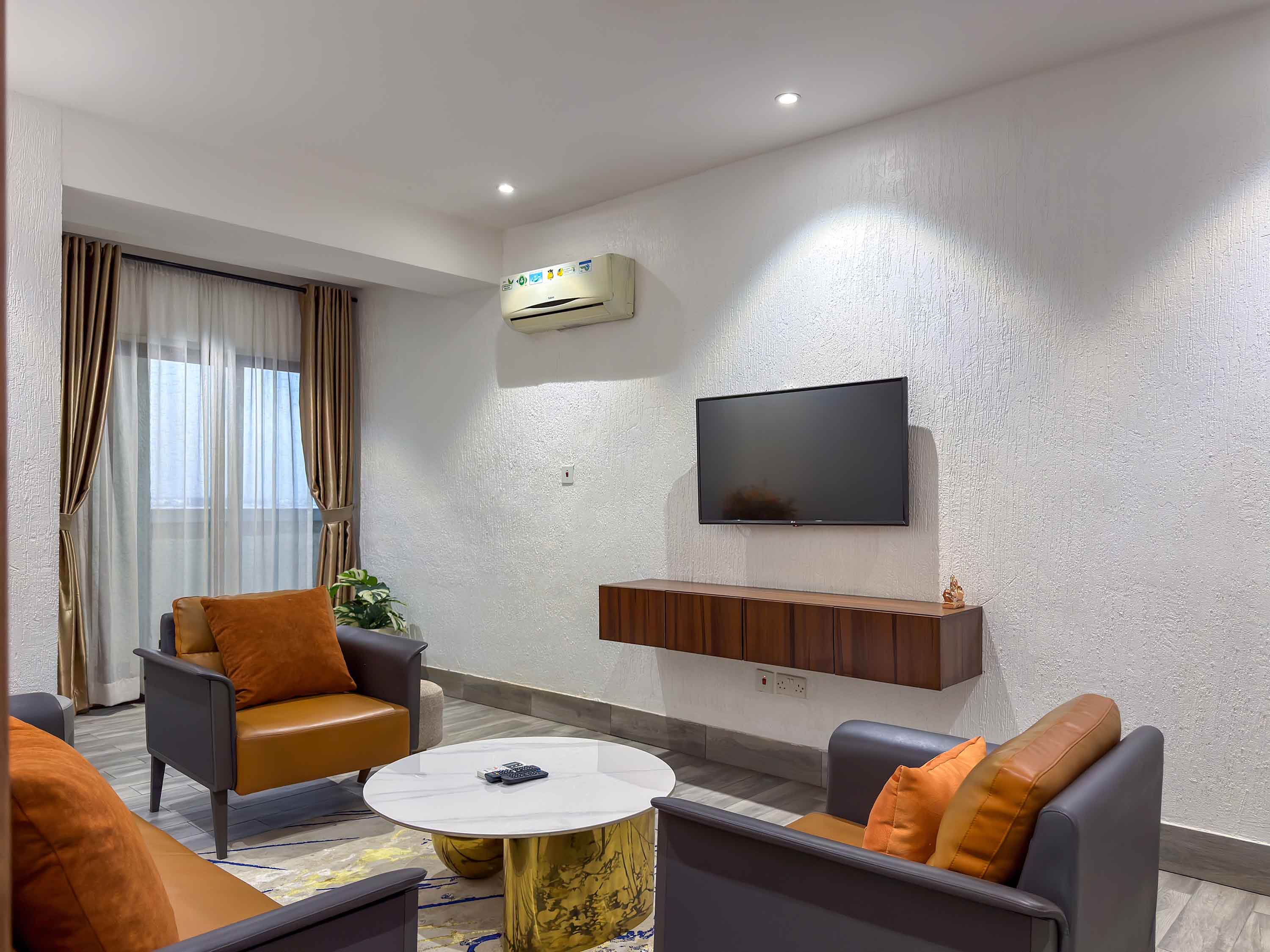 EXECUTIVE SUITE - Image 1
